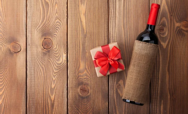 Red wine bottle and valentines day gift box — Stock Photo, Image