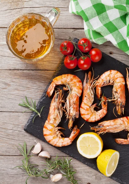 Camarones a la parrilla en plato y taza de cerveza —  Fotos de Stock