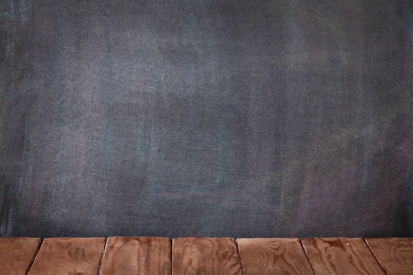 Mesa de sala de aula em frente ao quadro-negro — Fotografia de Stock