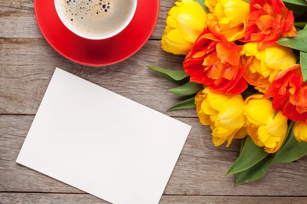 Tulipanes, tarjeta de bienvenida y taza de café — Foto de Stock