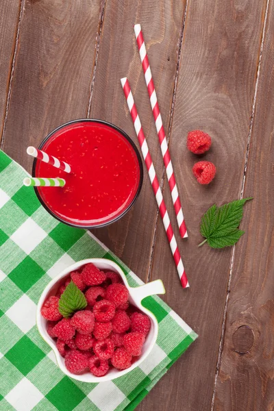 Batido de frambuesa y bayas en bol —  Fotos de Stock