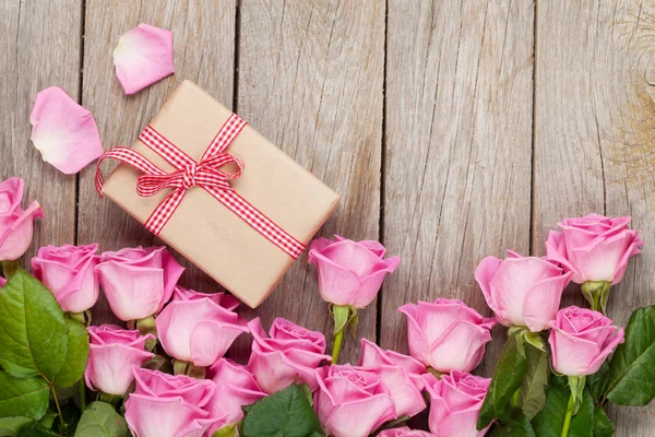 Róże i Walentynki pudełko — Zdjęcie stockowe
