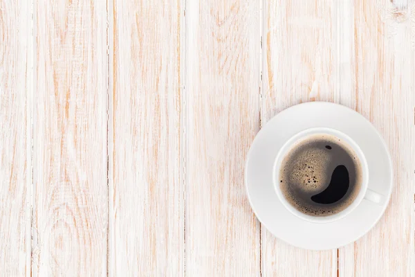 Xícara de café na mesa de madeira branca — Fotografia de Stock