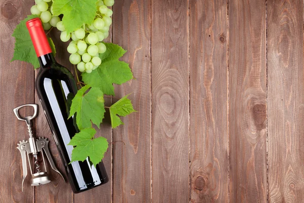 Bunch of grapes, red wine and corkscew — Stock Photo, Image