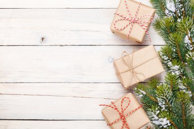 hediye kutuları ile Noel köknar ağacı