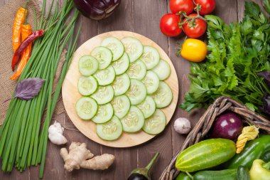 Taze çiftçi sebze ve otlar pişirme