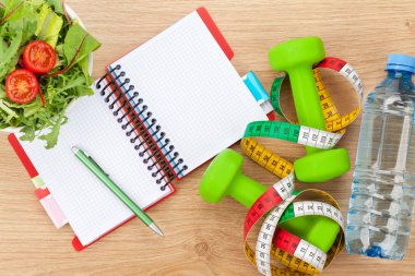 Sağlıklı gıda, dumbells, mezura ve kopya alanı için not etmek