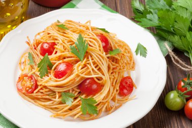 Spagetti makarna domates ve maydanoz ile