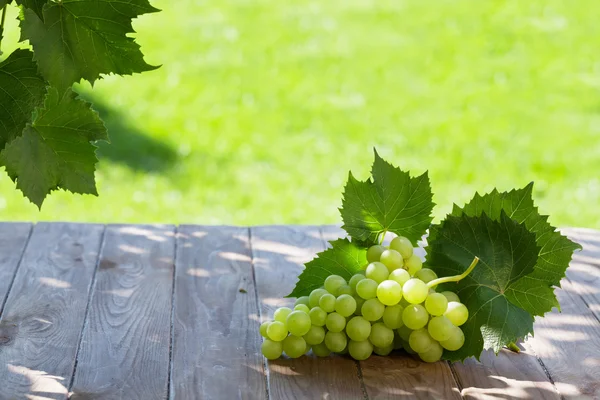 Uvas brancas na mesa de jardim — Fotografia de Stock