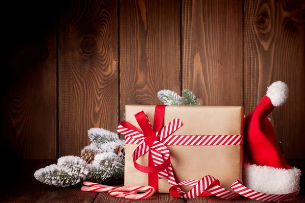 Scatola regalo di Natale e cappello di Babbo Natale — Foto Stock