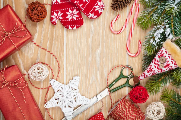 Presentes de Natal embrulhando sobre mesa de madeira — Fotografia de Stock