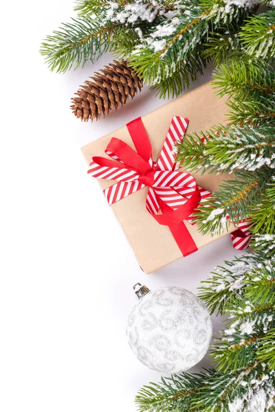 Vánoční strom větev a dárek Stock Snímky
