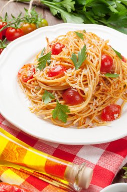 Spagetti makarna domates ve maydanoz ile