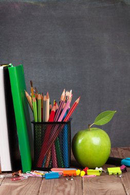 Okul ve ofis malzemeleri üzerinde sınıf tablo