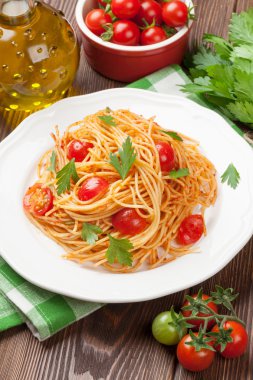 Spagetti makarna domates ve maydanoz ile