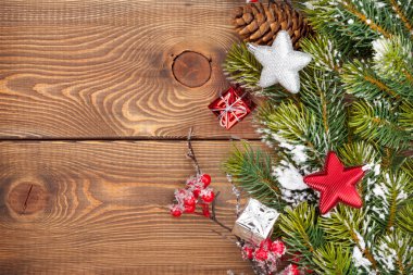Çam ağacı ve dekor ile Noel arka plan