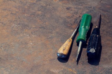 Eski araçları ile tezgah metal masa