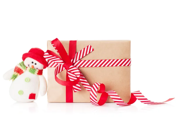 Caja de regalo de Navidad y muñeco de nieve juguete — Foto de Stock