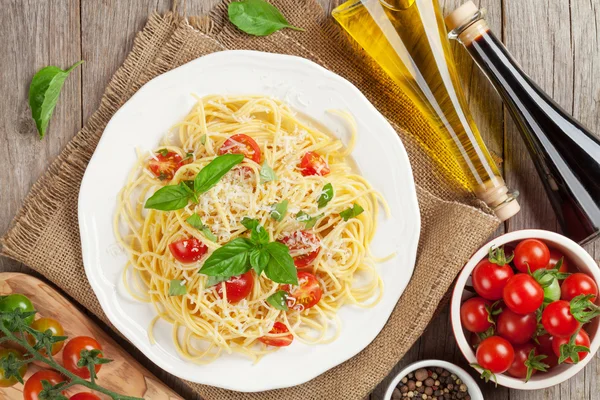 Spagetti makarna domates ve fesleğen ile — Stok fotoğraf