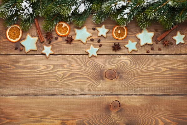 Χριστουγεννιάτικο ξύλινο φόντο με έλατο — Φωτογραφία Αρχείου