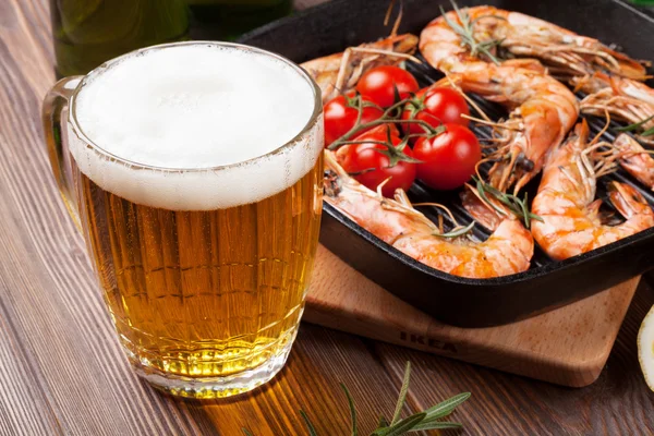 Beer mug and grilled shrimps — Stock Photo, Image