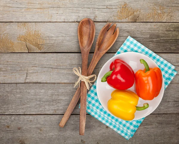 Pimentos de sino coloridos e utensílios de cozinha — Fotografia de Stock