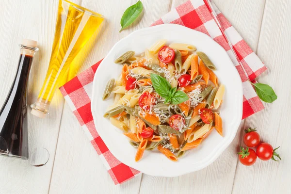 Colorida pasta de penne con tomates y albahaca — Foto de Stock