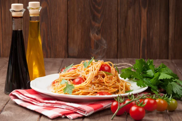 Pasta de espagueti con tomates y perejil — Foto de Stock