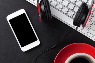 Office deri Resepsiyon ile pc, smartphone ve kahve Kupası
