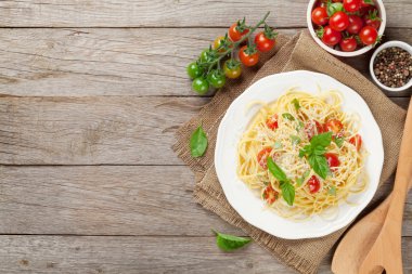 Spagetti makarna domates ve fesleğen ile
