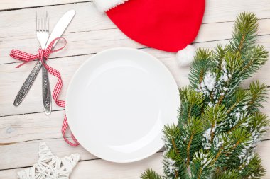 Boş tabak, çatal bıçak ve Noel ağacı