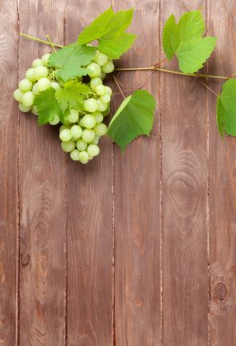 Üzüm ve ahşap masa dalında demet