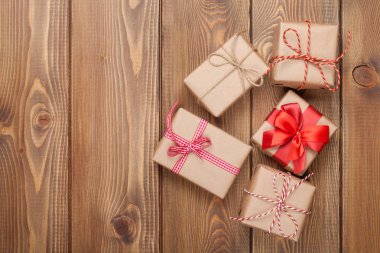 Geschenkdozen op houten tafel