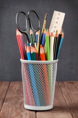 Okul ve ofis malzemeleri üzerinde sınıf tablo