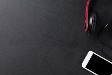 Kulaklık ve smartphone üstünde okul sırası