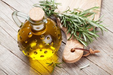 Taze Bahçe biberiye ve zeytin yağı