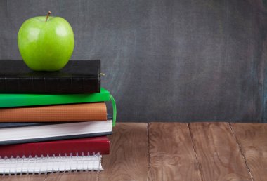 Okul ve ofis malzemeleri ve elma