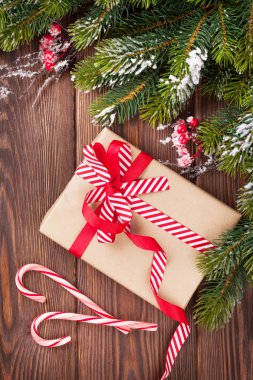 Noel ağacı ve hediye kutusu