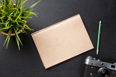 Kamera, sarf malzemeleri ve çiçek ile Danışma