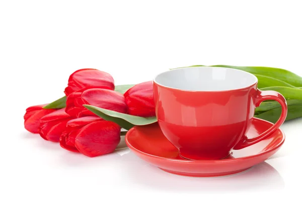 Свіжі червоні тюльпани з чашкою кави — стокове фото