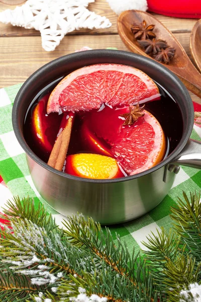 Weihnachtsglühwein auf Holztisch — Stockfoto