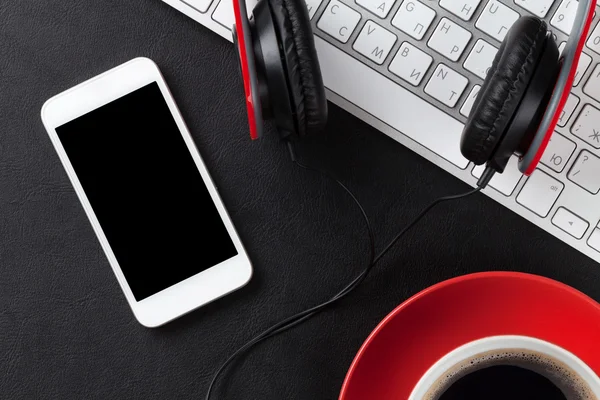 Meja kulit kantor dengan pc, smartphone dan cangkir kopi — Stok Foto