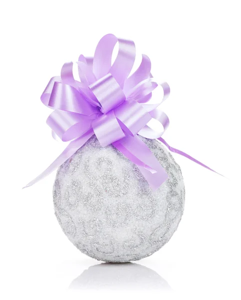 Kerstbal en paars lint — Stockfoto