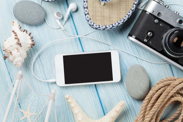 Reis- en vakantie items op houten tafel — Stockfoto