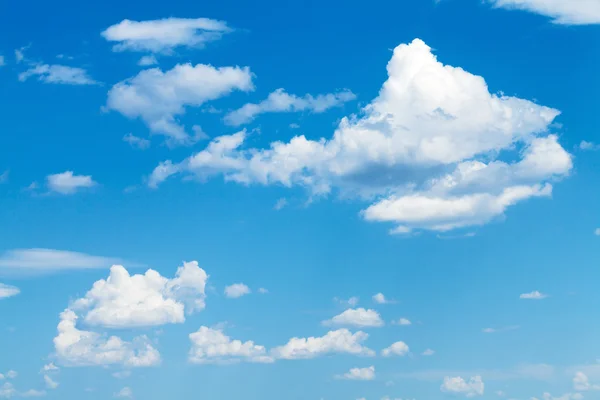 Cielo azul con nubes — Foto de Stock