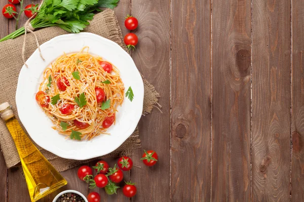 Spagetti makarna domates ve maydanoz ile — Stok fotoğraf