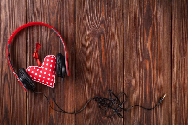 Corazón rojo con auriculares — Foto de Stock