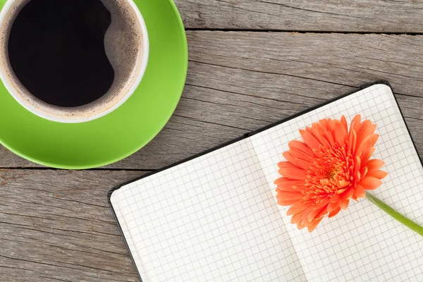 Blocco note bianco, tazza di caffè e fiore di gerbera arancione — Foto Stock