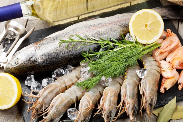 Alimentos frescos do mar crus com especiarias e vinho branco — Fotografia de Stock