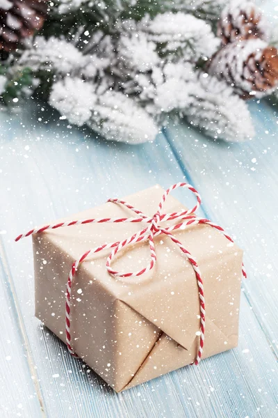 Χριστουγεννιάτικο δέντρο και κουτί δώρου — Φωτογραφία Αρχείου